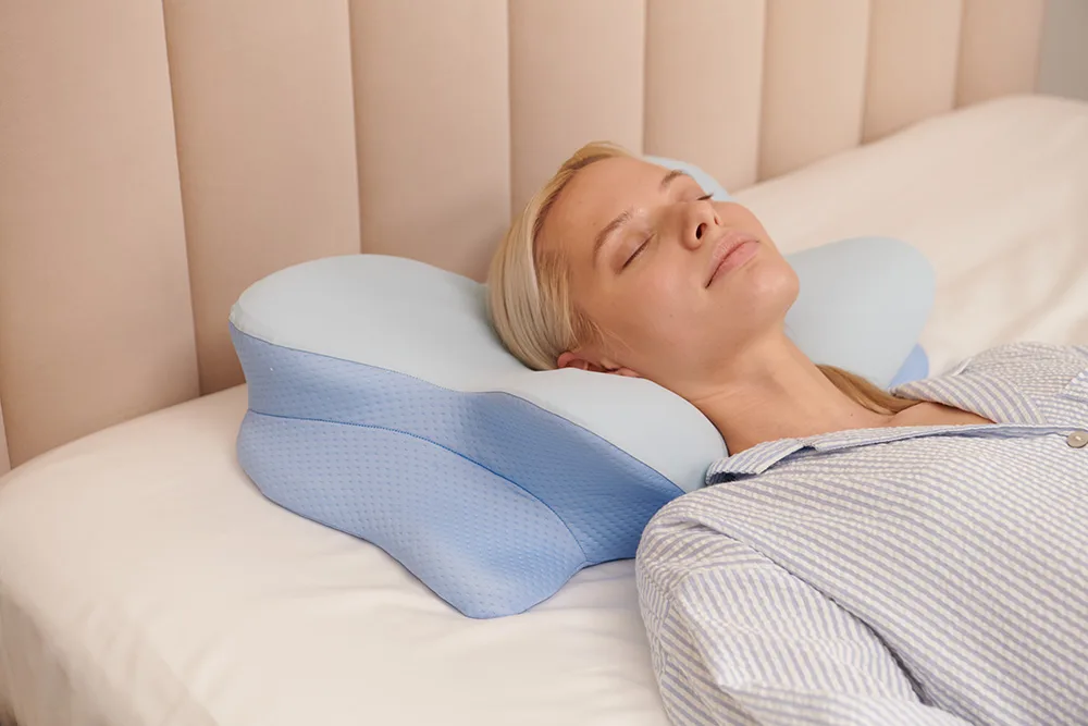 Il dott. Patterson nel suo laboratorio a Milano con scansioni cerebrali che mostrano una migliore funzione della memoria